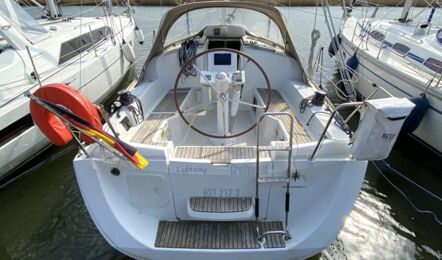 Heckaufnahme mit Blick auf das Cockpit der Sun Odyssey 30i Lightning in Greifswald