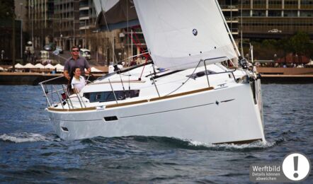 Steuerbord Bugaufnahme bei Fahrt einer Sun Odyssey 389 in Heiligenhafen