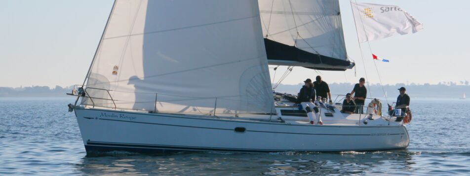 Backbord Aussenaufnahme der Sun Odyssey 40 "Moulin Rouge" in Barth