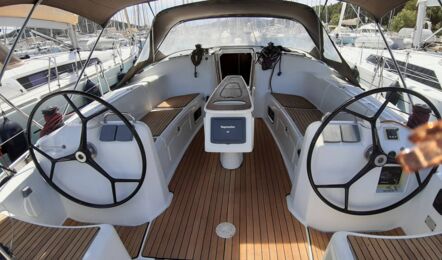 Cockpitaufnahme mit Steuerstand der Beneteau Cyc 43.3 "Fame" in Heiligenhafen