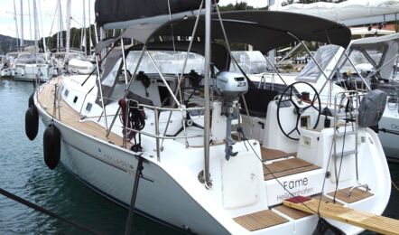 Backbord Heckaufnahme der Beneteau Cyc 43.3 "Fame" in Heiligenhafen