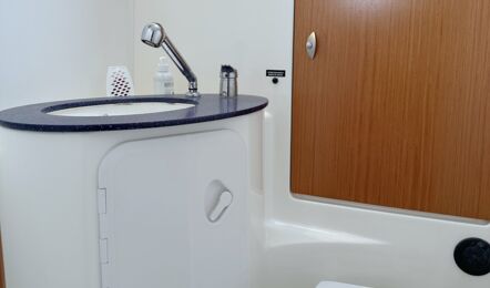 Nasszelle Bug Innenaufnahme der Beneteau Cyc 43.3 "Fame" in Heiligenhafen