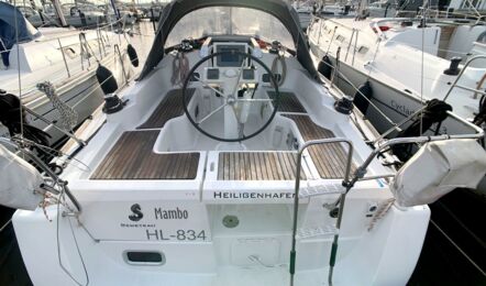 Heckansicht mit Steuerrad und Cockpit am Steg der Oceanis 31 "Mambo" in Heiligenhafen