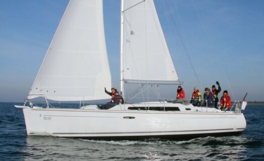 Steuerbord Aussenaufnahme der Oceanos 37 "Hornet" in Heiligenhafen