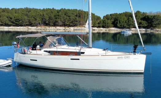 Steuerbord Aussenaufnahme der Sun Odyssey 389 „Tina“ in Pula in Kroatien