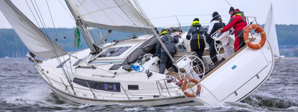 Heck Backbord Aussenaufnahme der Bavaria cruiser 41 Sport „Ventus“ (ehemals „Shag") in Heiligenhafen