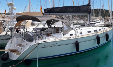 Steuerbordaufnahme der Beneteau Cyc 43.3 "Fame" in Heiligenhafen