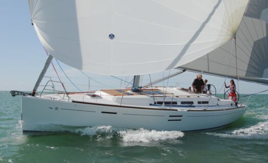 Steuerbordaufnahme unter Segel in Schräglage einer Dufour 40e Performance Passion in Heiligenhafen