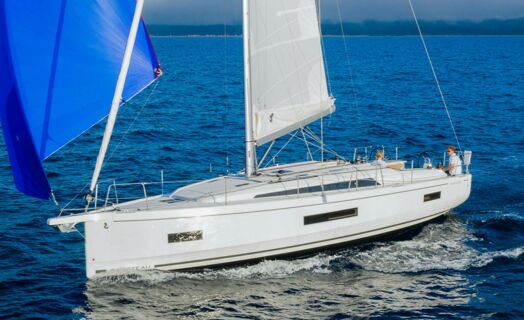 Backbord Aussenaufnahme einer Oceanis 40.1 in Rogoznica in Kroatien