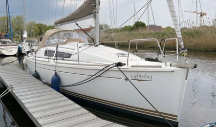 Steuerbord Aussenaufnahme der Sun Odyssey 30i "Lightning" in Barth