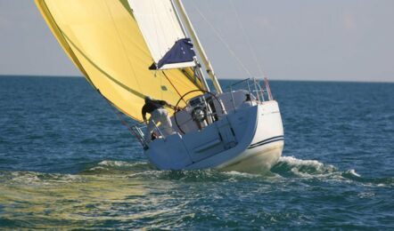 Heckaufnahme unter Segeln in Schräglage einer Sun Odyssey 30i in Greifswald