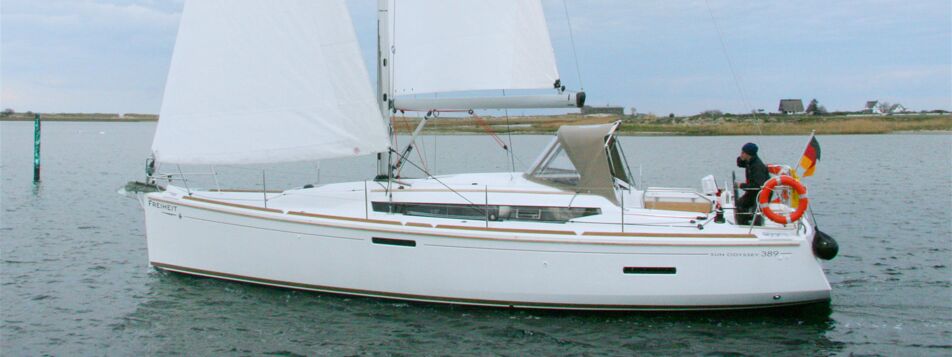 Backbord Aussenaufnahme der Sun Odyssey 389 "Freiheit" in Greifswald