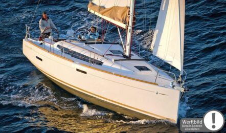 Bugansicht Steuerbordseitig in Schräglage einer Sun Odyssey 389 in Heiligenhafen