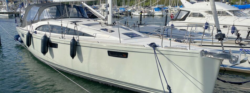 Steuerbord Bug Aussenaufnahme der Bavaria Vision 42 „Moana“ in Heiligenhafen