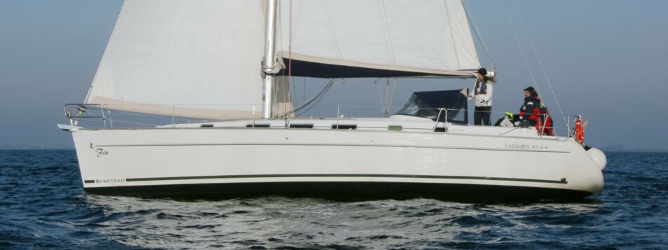 Backbord Aussenaufnahme der Beneteau Cyclades 43.4 „Fix“ in Heiligenhafen