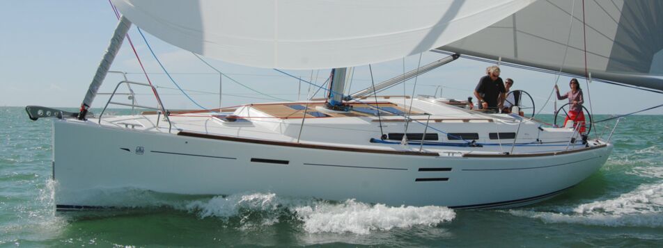 Steuerbordaufnahme unter Segel in Schräglage einer Dufour 40e Performance Passion in Heiligenhafen