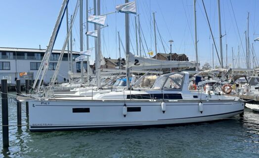 Backbord Aussenaufnahme der Oceanis 38.1 "Piet" in Heiligenhafen