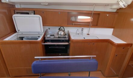 Pantry Innenaufnahme der Oceanis 43 "Andrea" in Heiligenhafen