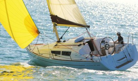 Backbord Aussenaufnahme unter Segeln einer Sun Odyssey 30i in Greifswald