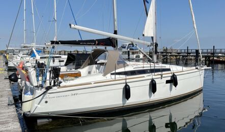Steuerbord Aussenaufnahme der Sun Odyssey 349 „Lisa“ in Heiligenhafen