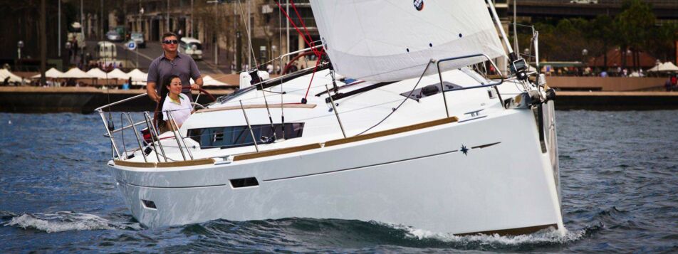 Steuerbord Bugaufnahme bei Fahrt einer Sun Odyssey 389 in Heiligenhafen