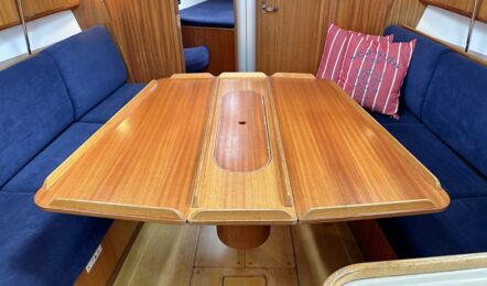 Salontisch Innenaufnahme der X 37 "eXess" in Heiligenhafen