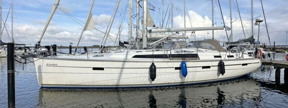 Backbord Aussenaufnahme der Bavaria cruiser 51 „Jumbo“ in Heiligenhafen mit alter Sprayhood