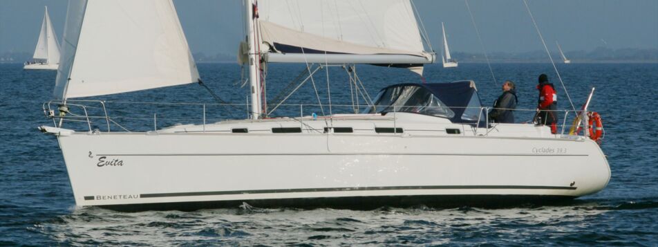 Backbord Aussenaufnahme der Beneteau Cyclades 39 „Evita“ in Heiligenhafen