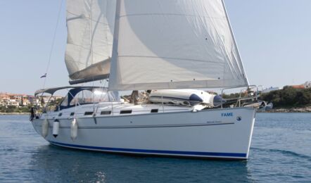 Steuerbord Bug Aussenaufnahme der Beneteau Cyc 43.3 "Fame" in Heiligenhafen