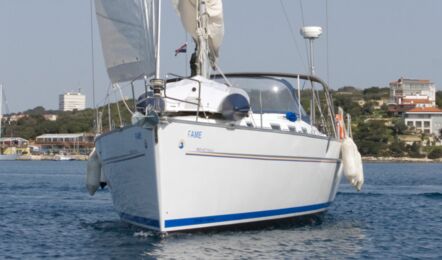 Bug Aussenaufnahme der Beneteau Cyc 43.3 "Fame" in Heiligenhafen