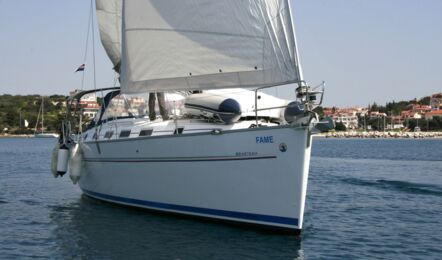 Steuerbord Bugaufnahme nahe unter Segeln der Beneteau Cyc 43.3 "Fame" in Heiligenhafen