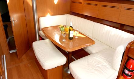 Salontisch der Beneteau Cyc 43.3 "Fame" in Heiligenhafen