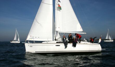 Backbordansicht unter Segel der Oceanis 31 "Mambo" in Heiligenhafen