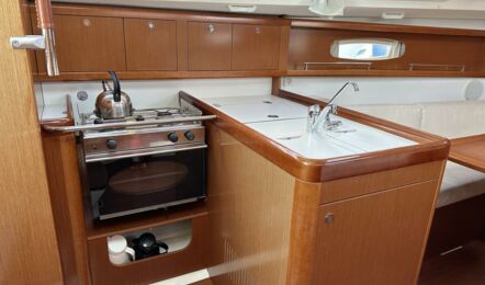 Pantry Innenaufnahme der Oceanis 31 "Mambo" in Heiligenhafen