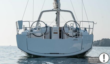 Heckansicht mit Steuerrädern einer Oceanis 38 in Heiligenhafen