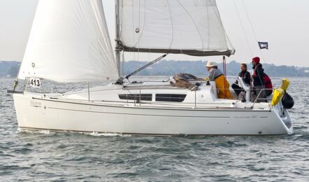 Backbord Aussenaufnahme unter Segeln einer Sun Odyssey 30i in Greifswald