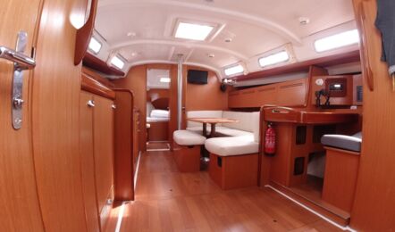 Salon mit Pantry der Beneteau Cyc 43.3 "Fame" in Heiligenhafen