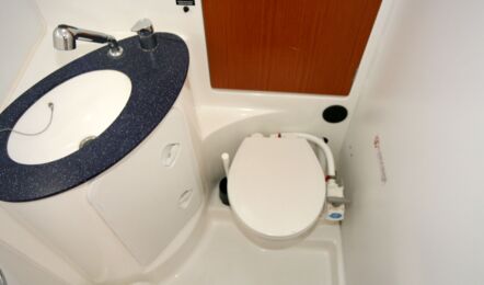 Nasszelle der Beneteau Cyc 43.3 "Fame" in Heiligenhafen