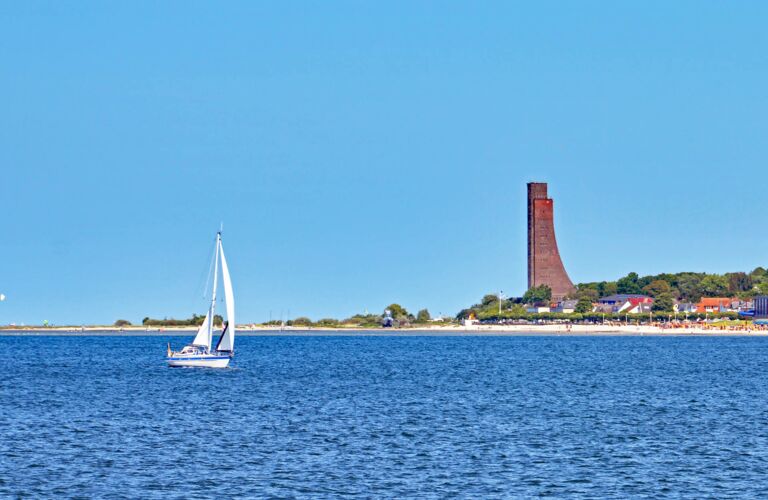 Yacht vor dem Strand von Laboe
