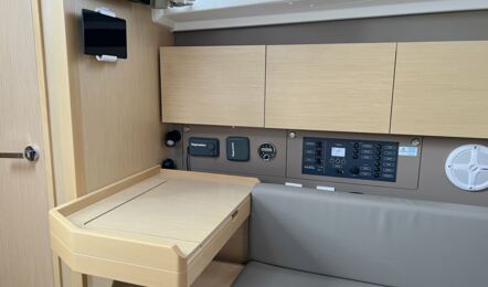 Naviplatz und Kartentisch Innenaufnahme der Oceanis 38 "Ulysses" in Heiligenhafen
