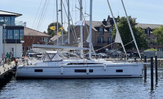 Seitenansicht der Segelyacht Oceanis 46.1 „Avatar“ am Steg im Hafen Heiligenhafen – Yachtcharter Ostsee