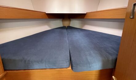 Bugkabine Innenaufnahme der Sun Odyssey 30i "Lightning" in Barth