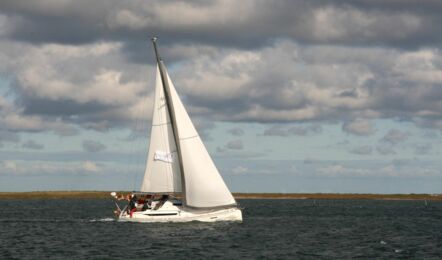 Backbordansicht unter Segel der Sun Odyssey 439 "Bruce" in Heiligenhafen