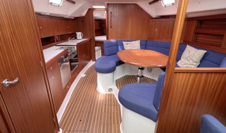 Salon Innenaufnahme der Vilm 41 CR "Karoline" in Heiligenhafen