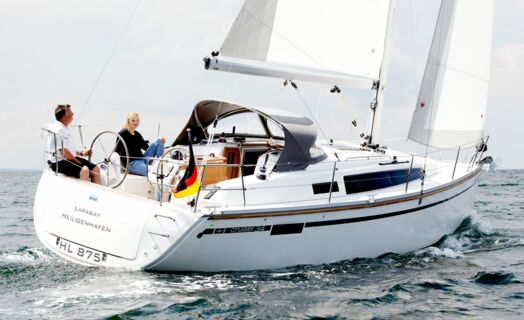 Heck Steuerbord Aussenaufnahme der Bavaria cruiser 34 „Larabay“ in Heiligenhafen