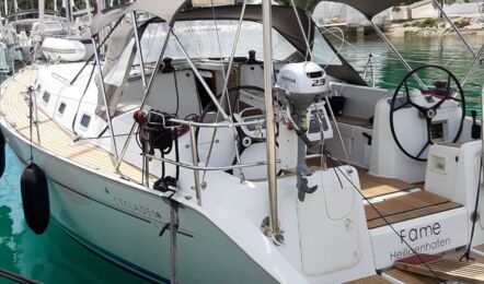 Backbord Heckaufnahme der Beneteau Cyc 43.3 "Fame" in Heiligenhafen