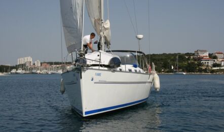 Backbord Bugaufnahme der Beneteau Cyc 43.3 "Fame" in Heiligenhafen