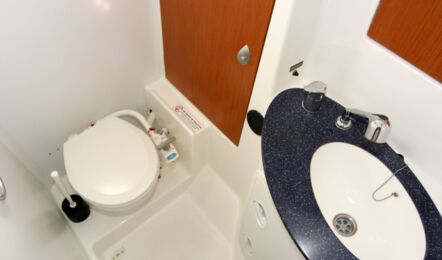 Nasszelle der Beneteau Cyc 43.3 "Fame" in Heiligenhafen