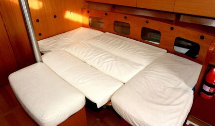 Salon als Doppelkoje der Beneteau Cyc 43.3 "Fame" in Heiligenhafen