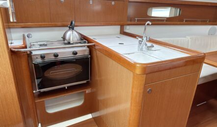 Pantry Innenaufnahme der Oceanis 31 "Poldi" in Heiligenhafen